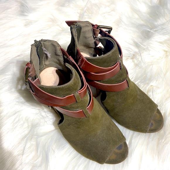 Shoe Dazzle Army Green Belted Chunky Sandal - Picture 2 of 5